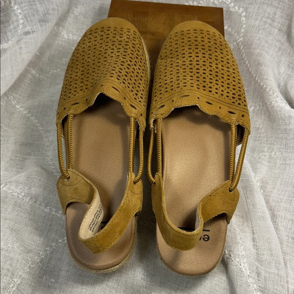 NWOT Earth leather wedge sling back wedge shoes espadrille